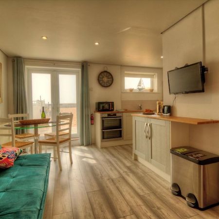 Pass The Keys Shore To Please - Sea Views And Beach Front Modern 1Bed Apt With Sofabed Portsmouth Extérieur photo